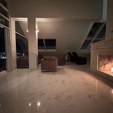 Big Villa Centrally Located In 레이캬비크 외부 사진