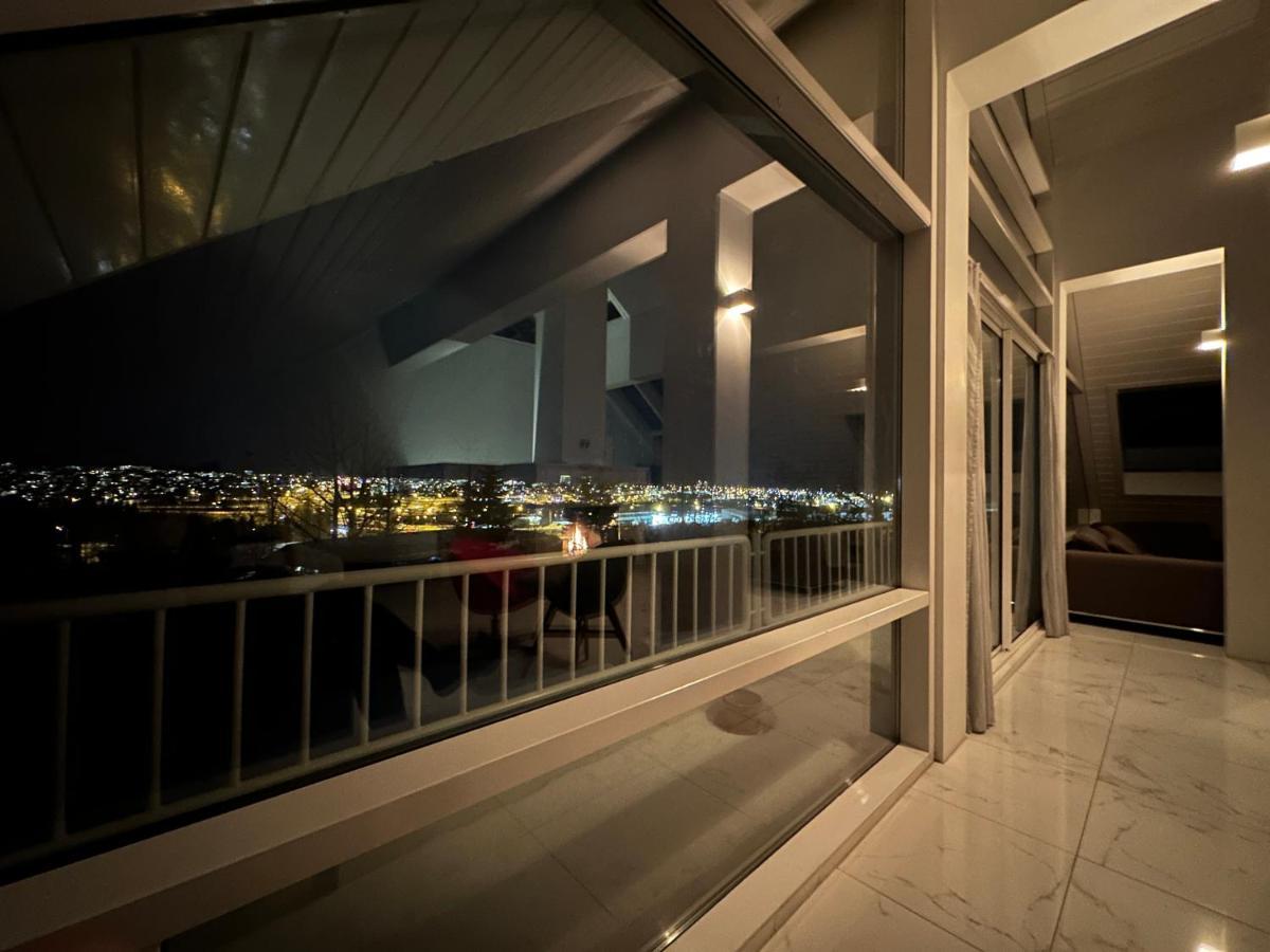 Big Villa Centrally Located In 레이캬비크 외부 사진