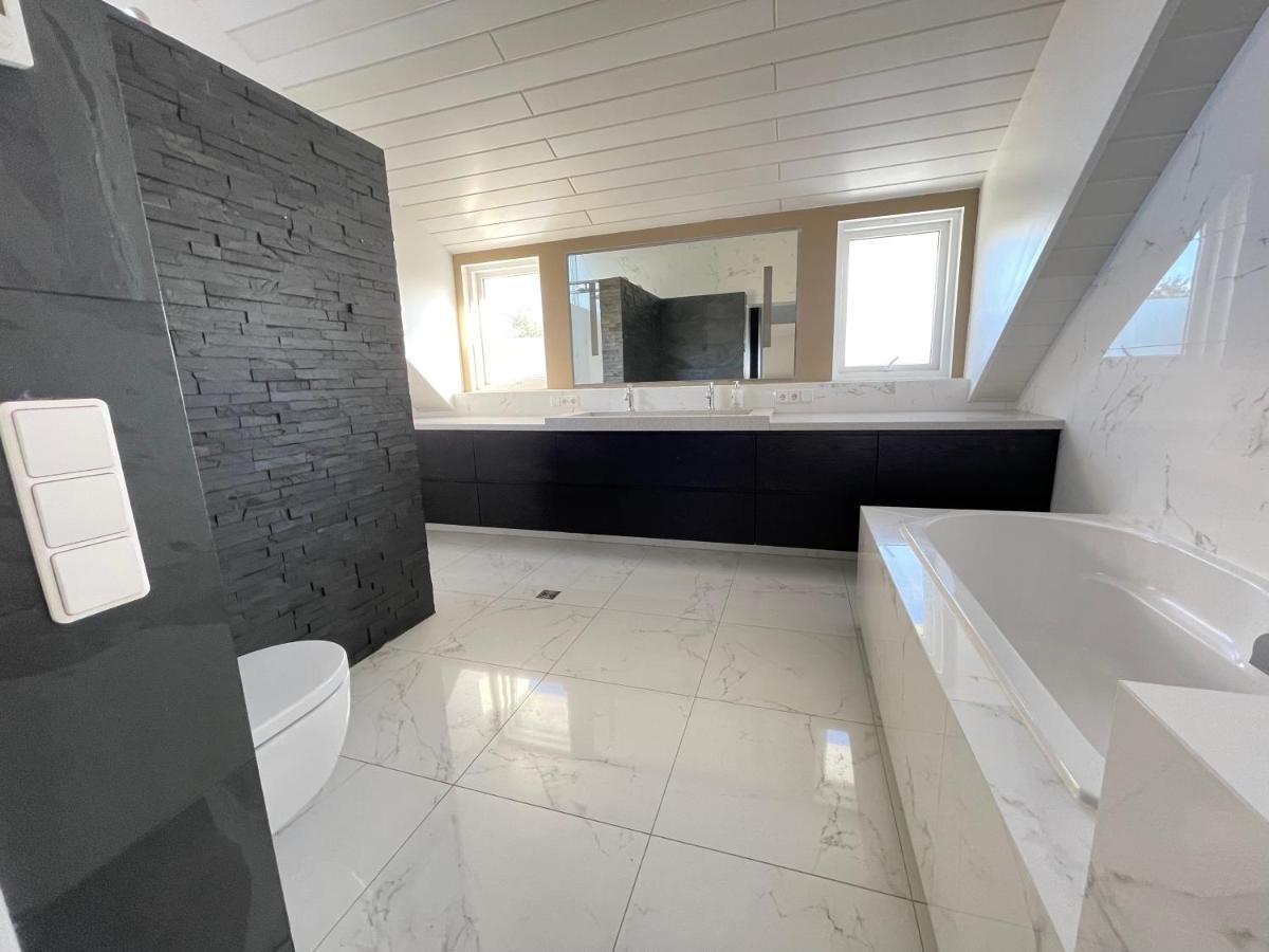 Big Villa Centrally Located In 레이캬비크 외부 사진